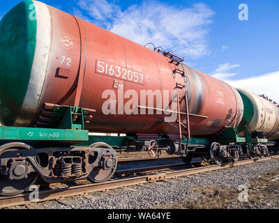 A Murmansk, Russia - 22 Aprile 2019: serbatoio ferroviaria sorge presso la stazione Foto Stock