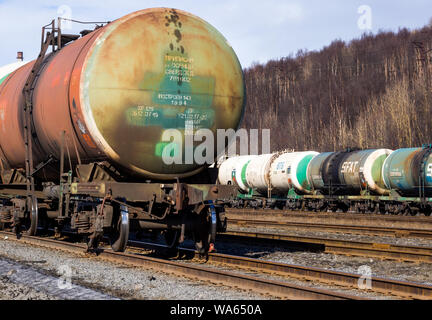 A Murmansk, Russia - 22 Aprile 2019: cisterne ferroviarie con prodotti petroliferi Foto Stock