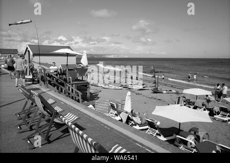 Il lungomare e la spiaggia a Shanklin sull'Isola di Wight all'altezza della stagione estiva Foto Stock