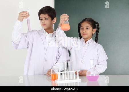 Studenti di scuola che sperimentano in un laboratorio di chimica Foto Stock