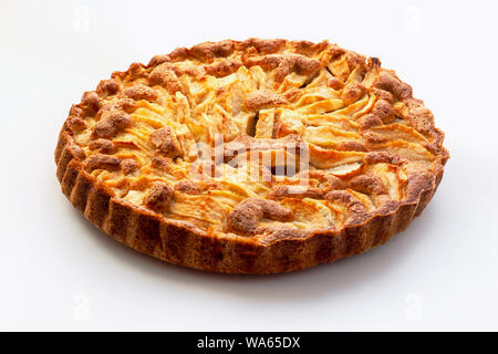 Tutto in casa la torta di mele di close-up isolati su sfondo bianco. Foto Stock