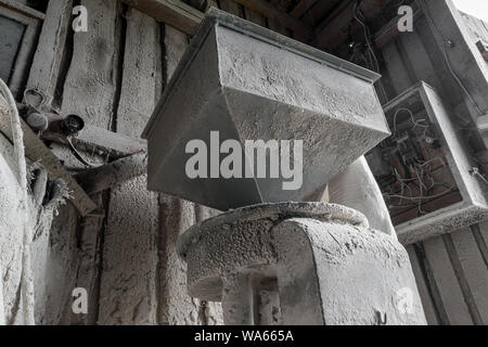 Parte di polvere di farina e polvere elettrica portatile frantumatore di grani per agriturismo Foto Stock