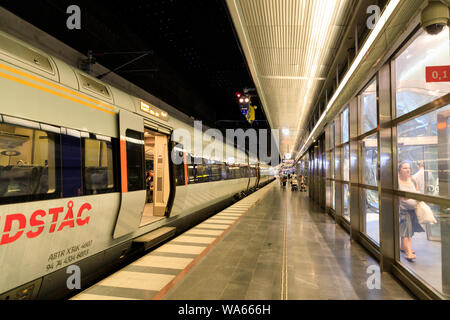 Malmo, Svezia - 13 Luglio 2019: il treno sul binario presso la Stazione Centrale della città Foto Stock