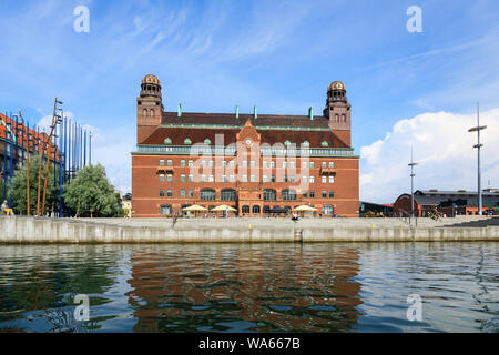 Malmo, Svezia - 13 Luglio 2019: Alcune persone sono in appoggio vicino il principale ufficio postale Foto Stock