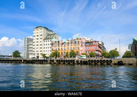 Malmo, Svezia - 13 Luglio 2019: i nuovi edifici nelle vicinanze del faro nel porto di Malmo Foto Stock