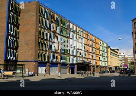 Malmo, Svezia - 13 Luglio 2019: la facciata colorata del moderno edificio del parcheggio Foto Stock