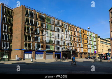 Malmo, Svezia - 13 Luglio 2019: la facciata colorata del moderno edificio del parcheggio Foto Stock