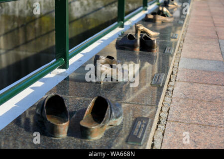 Malmo, Svezia - 13 Luglio 2019: pattino in bronzo sculture di Asa Maria Bengtsson su ponte Davidshallsbron Foto Stock