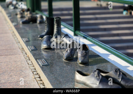 Malmo, Svezia - 13 Luglio 2019: pattino in bronzo sculture di Asa Maria Bengtsson su ponte Davidshallsbron Foto Stock