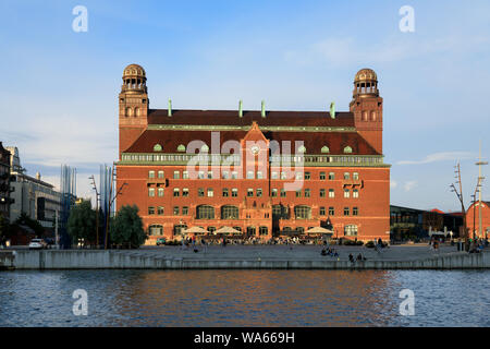 Malmo, Svezia - 13 Luglio 2019: Alcune persone sono in appoggio vicino il principale ufficio postale Foto Stock