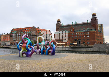 Malmo, Svezia - 14 Luglio 2019: Il moderno colorfur scultura 'Spectral Self contenitore' nell'Anna Lindhs square Foto Stock