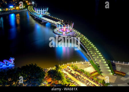 Colorata notte ponte pedonale a Can Tho, Vietnam. Si tratta di Ninh Kieu wharf area lungo le vie navigabili di centro nel Delta del Mekong dall'inizio XIX sec. Foto Stock