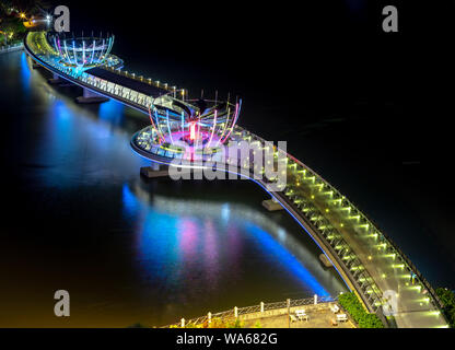 Colorata notte ponte pedonale a Can Tho, Vietnam. Si tratta di Ninh Kieu wharf area lungo le vie navigabili di centro nel Delta del Mekong dall'inizio XIX sec. Foto Stock