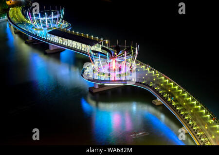 Colorata notte ponte pedonale a Can Tho, Vietnam. Si tratta di Ninh Kieu wharf area lungo le vie navigabili di centro nel Delta del Mekong dall'inizio XIX sec. Foto Stock