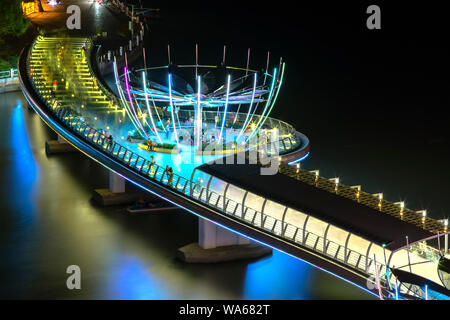 Colorata notte ponte pedonale a Can Tho, Vietnam. Si tratta di Ninh Kieu wharf area lungo le vie navigabili di centro nel Delta del Mekong dall'inizio XIX sec. Foto Stock