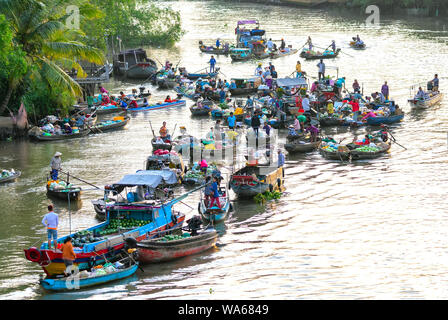 Gli agricoltori acquistano affollate in Phong Dien mercato galleggiante mattina con decine di barche lungo il fiume del commercio di prodotti agricoli serve piatti tradizionali a Can Tho Foto Stock