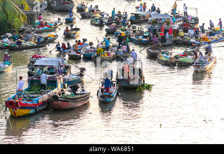 Gli agricoltori acquistano affollate in Phong Dien mercato galleggiante mattina con decine di barche lungo il fiume del commercio di prodotti agricoli serve piatti tradizionali a Can Tho Foto Stock