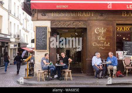 Parigi bistro - Patroni godersi drink pomeridiano presso il bistrot Le Café Mouffetard su Rue Mouffetard nel quinto arrondissement di Parigi, in Francia, in Europa. Foto Stock