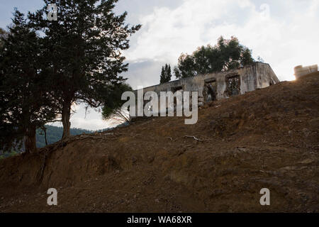 Casa in rovina in Alévga, un villaggio turco abbandonato agli inizi degli anni sessanta, a sud dell'exclave Kokkina, distretto di Nicosia, Cipro Foto Stock