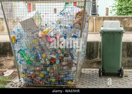 Cestino pieno di spazzatura, bottiglie e lattine - Francia Foto stock -  Alamy