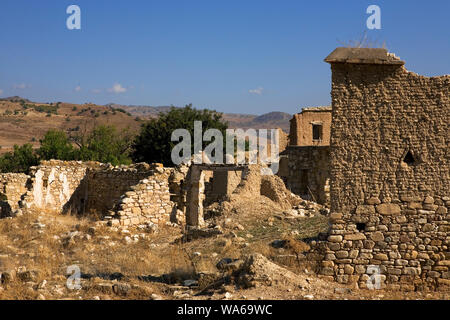 Il villaggio abbandonato di Souskioú: abitazioni in rovina in un ex enclave turco in lingua greca di Cipro Foto Stock