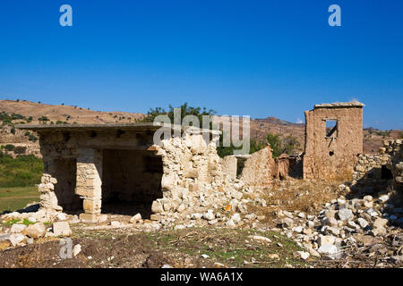 Il villaggio abbandonato di Souskioú: abitazioni in rovina in un ex enclave turco in lingua greca di Cipro Foto Stock