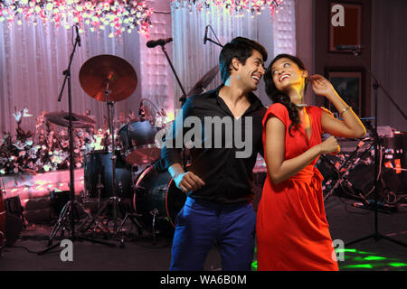 Giovani coppie che ballano in un nightclub Foto Stock