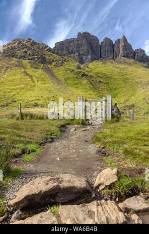 Il sentiero e il cancello di legno sul sentiero che conduce al vecchio uomo di Storr e Trotternish Ridge, Isola di Skye, Scotland, Regno Unito Foto Stock