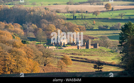 Vista in lontananza le rovine di Glenfield Lodge House (noto anche come Lady Jane Grey's House) tra gli alberi in Glenfield Lodge Park, Leicestershire, England, Regno Unito Foto Stock