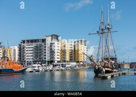 Il vecchio e il nuovo; una tallship ormeggiata in porto Sovrano, Eastbourne, East Sussex, England, Regno Unito Foto Stock