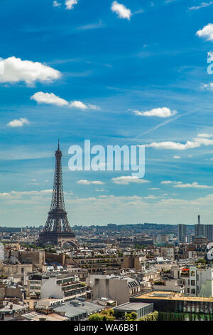 Vista aerea presso la Torre Eiffel preso dalla piattaforma di visualizzazione di Arc de Triomphe a Parigi, Francia Foto Stock