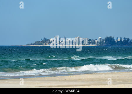 Vista della città di Coolangatta visto da di Currumbin Beach, Gold Coast, QLD, Australia Foto Stock