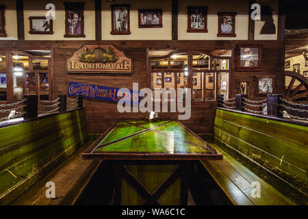 Kiev, Ucraina - 19 Marzo 2018. a vuoto di posti a sedere in legno e tabelle in una birra al pub. la birra tradizionale pub con interni in legno Foto Stock