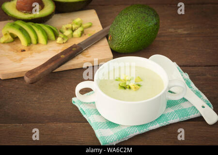 Crema di zuppa di avocado con fresco di avocado, dietetici sani. Foto Stock