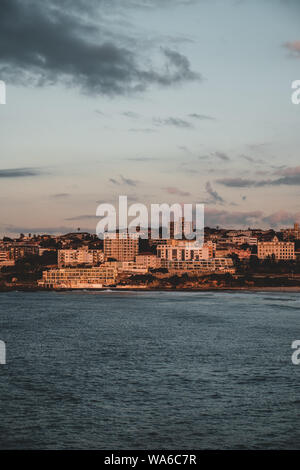 I primi raggi di sole del mattino ha colpito il sud di Bondi promontorio in un freddo inverno mattina. Foto Stock