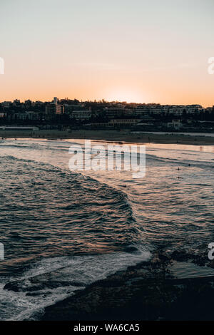 Caldo tramonto sopra la spiaggia di Bondi in un freddo pomeriggio d'inverno. Foto Stock