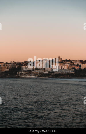 I primi raggi di sole del mattino ha colpito il sud di Bondi promontorio in un freddo inverno mattina. Foto Stock