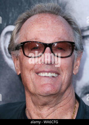 (FILE) Peter Fonda muore a 79. HOLLYWOOD e LOS ANGELES, CALIFORNIA, STATI UNITI D'America - 01 aprile: attore Peter Fonda arriva a Los Angeles prima di Universal Pictures" "Furious 7" tenutasi presso la leva TCL Chinese Theatre IMAX il 1 aprile 2015 a Hollywood e Los Angeles, California, Stati Uniti. (Foto di Xavier COLLIN/Image Press Agency) Foto Stock