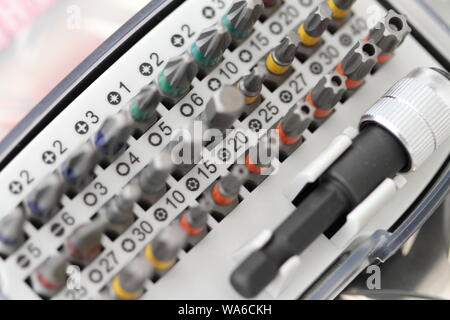 Diversi bit di colore per il giraviti a batteria Foto Stock