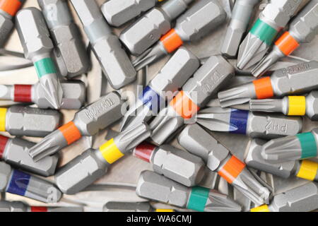 Diversi bit di colore per il giraviti a batteria Foto Stock
