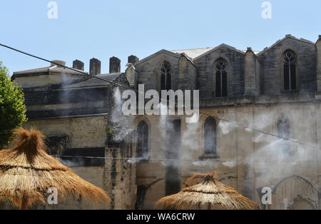 L'umidificazione dell'aria sul mercato durante il mezzogiorno in Carpentras, Provenza, Francia Foto Stock