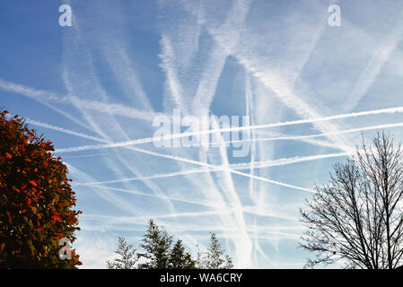 Trabocca di sky con le scie di condensazione su Francoforte, Germania Foto Stock