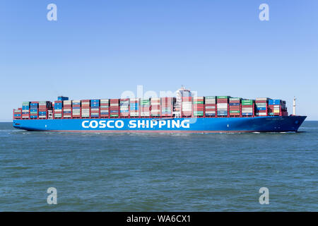 COSCO spedizione in entrata di Libra di Rotterdam. COSCO è un cinese di proprietà dello Stato di spedizione e logistica Servizi Società fornitore. Foto Stock