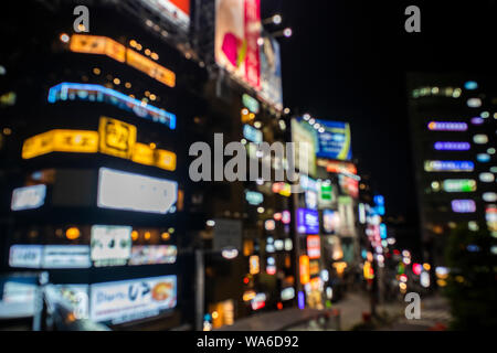 Bokeh shot del ristorante di fronte alla stazione di Shinagawa. Foto Stock