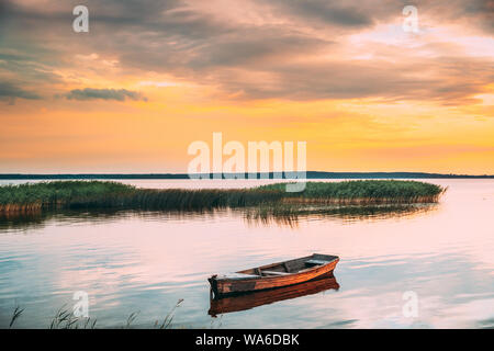 Braslaw o Braslau, Voblast di Vitebsk, Bielorussia. Barca a remi in legno barca da pesca in bella estate Tramonto sul lago Dryvyaty. Questo è il più grande lago di Foto Stock