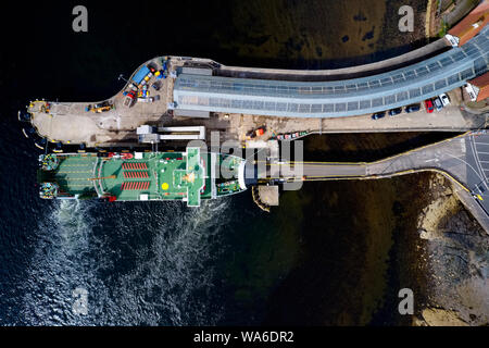 Nave traghetto arrivo di atterraggio vista aerea presso la porta del dock a Wemyss Bay Inverclyde Scozia Scotland Foto Stock