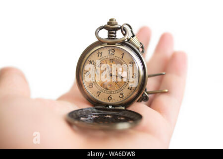 Le mani degli uomini di tenere un orologio da tasca e uno sfondo bianco Foto Stock