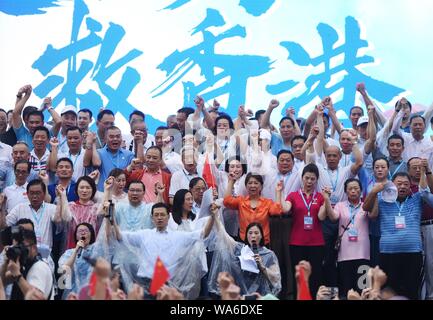 (190818) -- PECHINO, Agosto 18, 2019 (Xinhua) -- la gente da tutti i sentieri della vita prendere parte ad una manifestazione per chiedere la pace e la stabilità a Tamar Park nel sud della Cina di Hong Kong, Agosto 17, 2019. (Xinhua/Wang Shen) Foto Stock