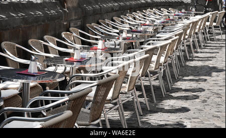 Empty street-cafe al mattino Foto Stock