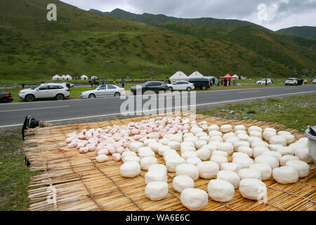 (190818) -- URUMQI, Agosto 18, 2019 (Xinhua) -- latte solido spuntini sono disposti per la vendita dalla Dushanzi-Kuqa autostrada, a nord-ovest della Cina di Xinjiang Uygur Regione autonoma, Agosto 17, 2019. La sezione Dushanzi-Kuqa della Strada Nazionale 217 corre attraverso vari di paesaggi naturali tra cui ghiacciai, laghi, boschi e praterie, che la rendono un popolare percorso di marcia tra auto-guida viaggiatori, gli amanti della bicicletta e delle escursioni. (Xinhua/Li Peng) Foto Stock